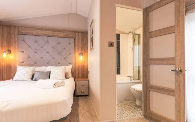 Host Stay Lakeside Retreat