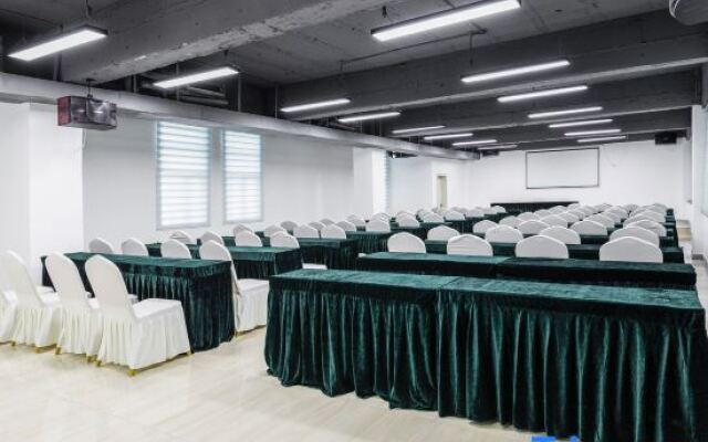 Zhufangzi Cinema Hotel (Anyue Beimenkou)