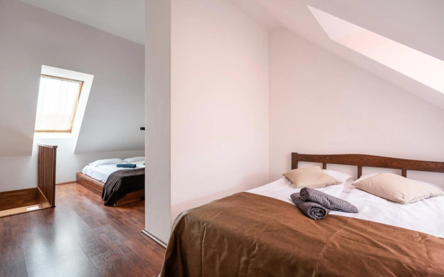 Beautiful apartment with parking garage & AC