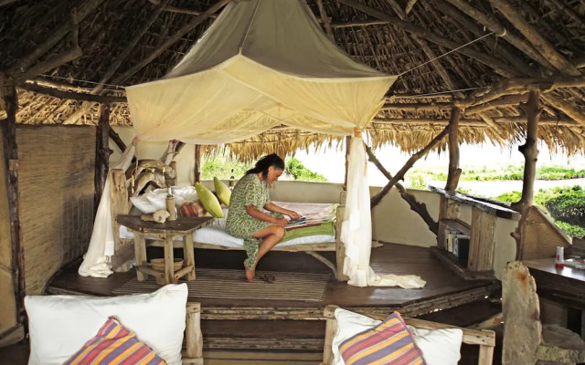 H12 Delta Dunes Lodge