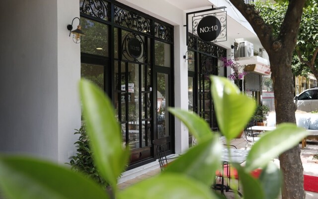 No 10 Hotel