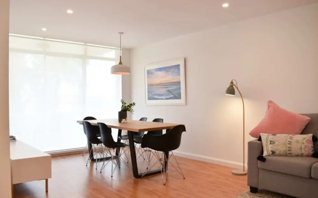 Light And Airy 2 Bedroom North Bondi Apartment