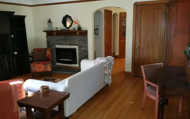 Modern❤️Smart Craftsman HDTV Keurig AC❤of Downtown