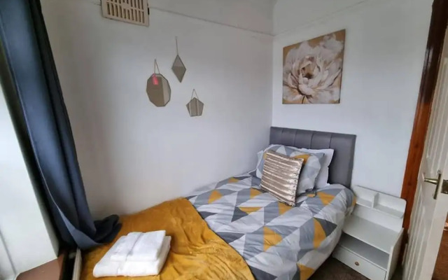 3 Bed Spacious House With Parking