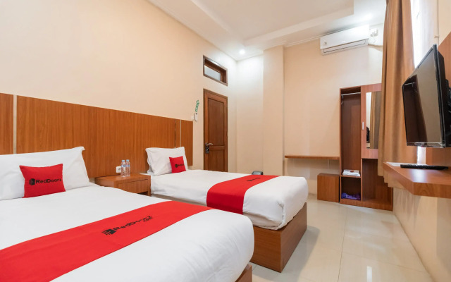 Reddoorz Syariah Near Rs Mata Padang
