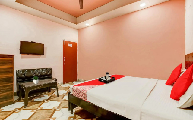 OYO Flagship 70340 Hotel Colour