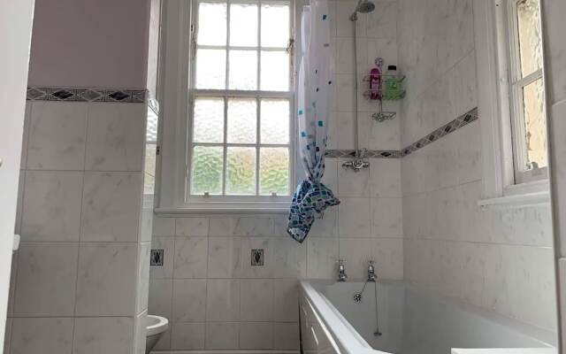 JOIVY Adorable 1 Bed Flat Near West End