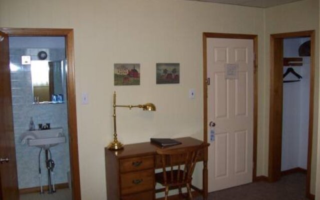 Loyalist Inn & Suites