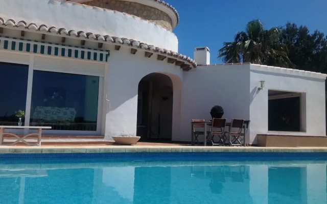 Spacious Villa With Private Swimming Pool in Ambolo