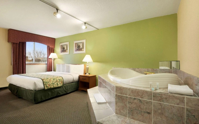 Travelodge by Wyndham Sturgis