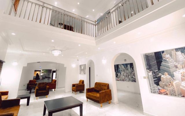 Royal Court Lounge & Boutique Hotel