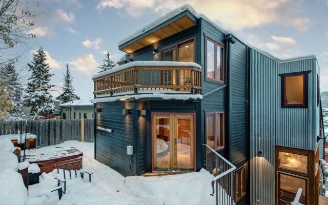 Woodside 207 4 Bedroom Home by RedAwning