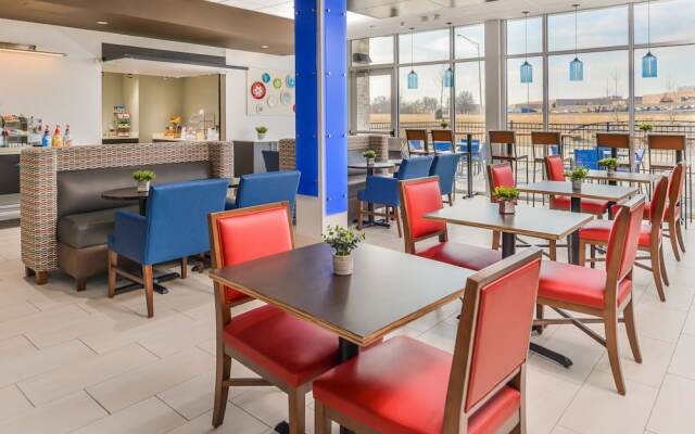 Holiday Inn Express & Suites Kansas City - Lee's Summit, an IHG Hotel