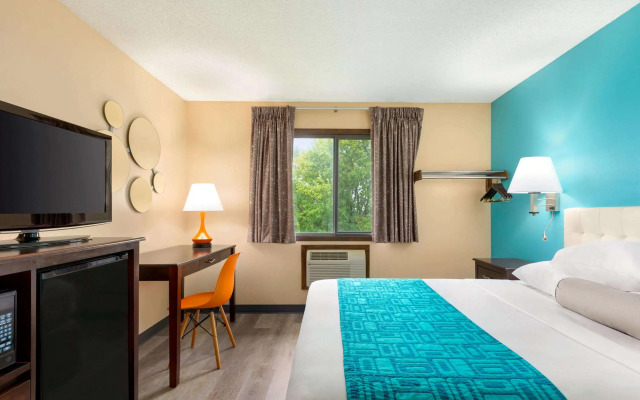 Howard Johnson by Wyndham Waterloo/Cedar Falls