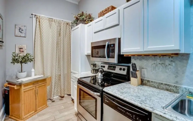 Comfortable Escape 2BR Historic Downtown