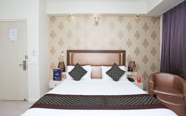 OYO 10965 Emblem Hotel