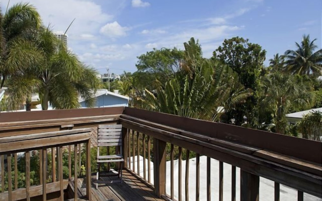 Salty Bungalow Azul
