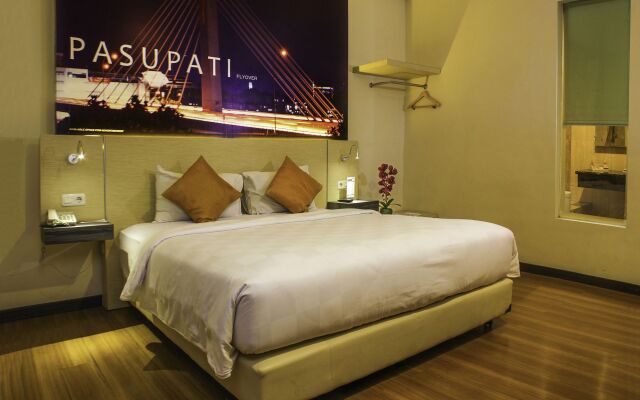 Townhouse Oak Cihampelas Near Ciwalk Formerly Promenade Hotel