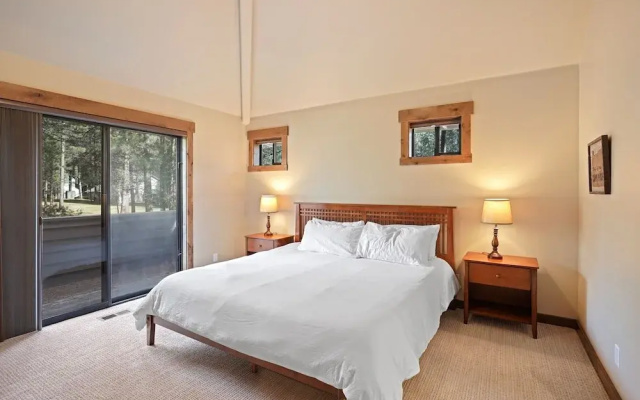 3 Tumalo Home with Wood Burning Stone Fireplace, Hot Tub, and BBQ on the Deck by RedAwning