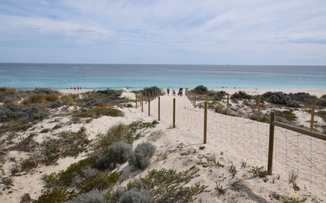Scarborough Beach Front Resort - Shell Seven