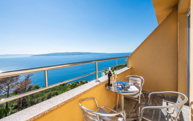 Nice Apartment in Krvavica With Wifi