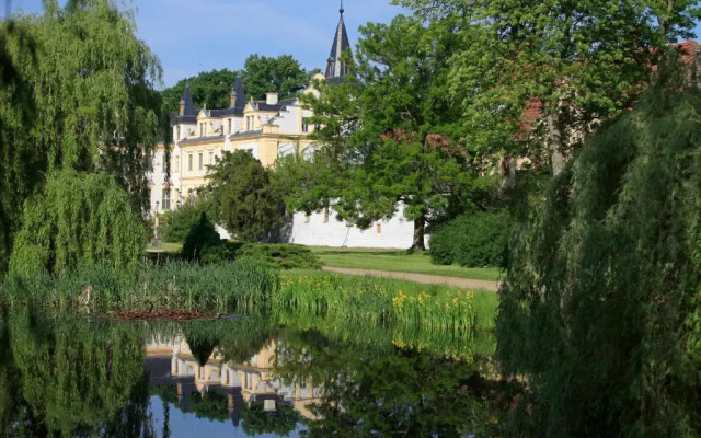 Schloss und Gut Liebenberg