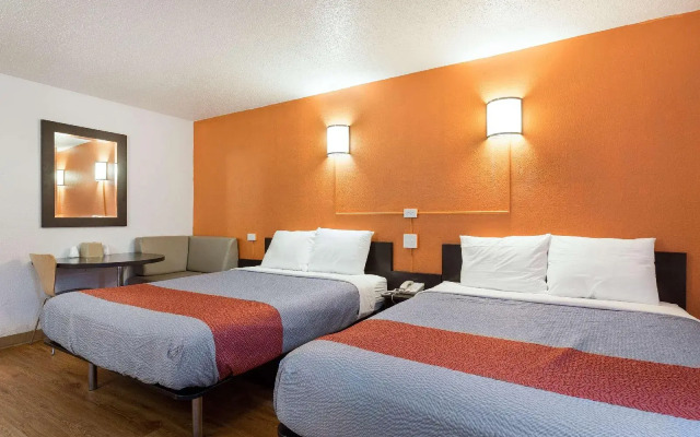 Motel 6 Lincoln, IL