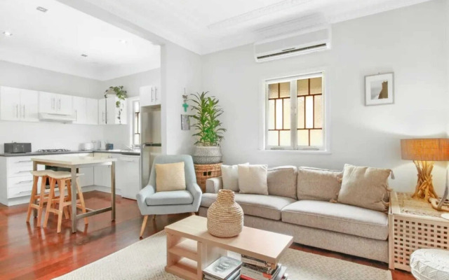 Lovely 2 Bedroom Terrace House in West End