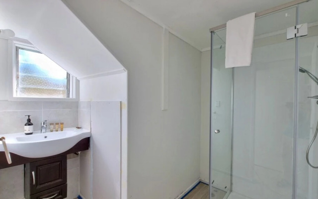 Lovely 2- Bedroom Unit with Free Parking