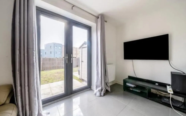 Lakeview House - Sleeps 6, Garden & Free Parking