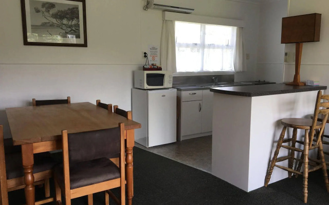 Raglan Palm Beach Motel