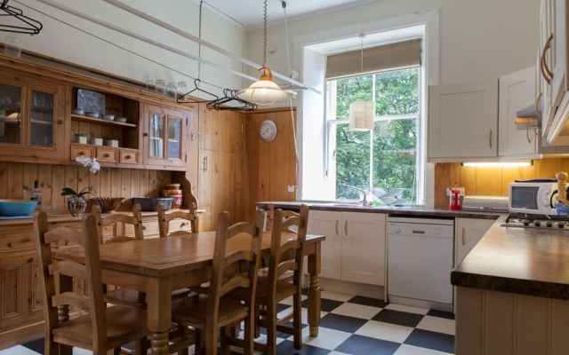 4 Bedroom Apartment Near The Meadows
