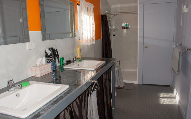 Chrissie's Dongara - Pet Friendly