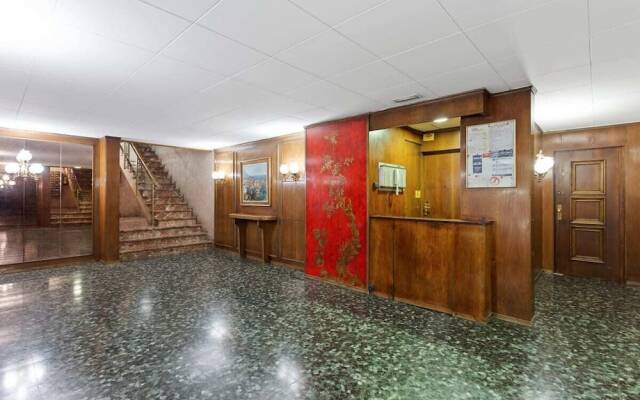 Designer 4 Bed Apt W Balcony Near Plaça Catalunya