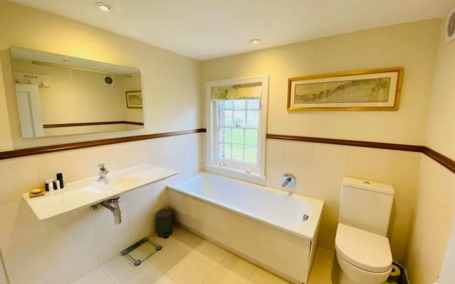Stunning 6-bed Country House With Heated Pool
