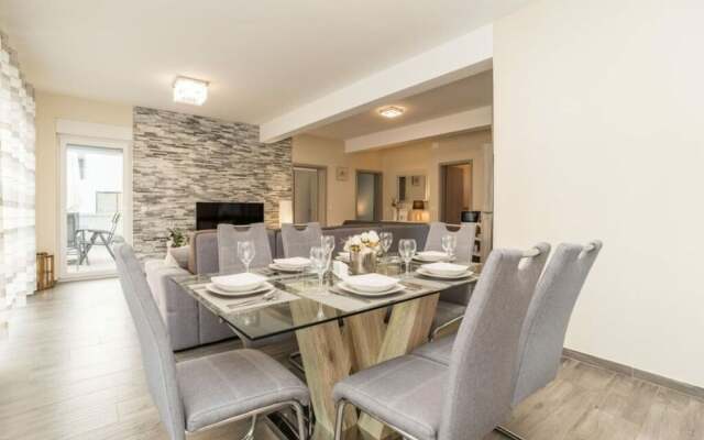 Nicoll With Pool, 50 m From the Beach
