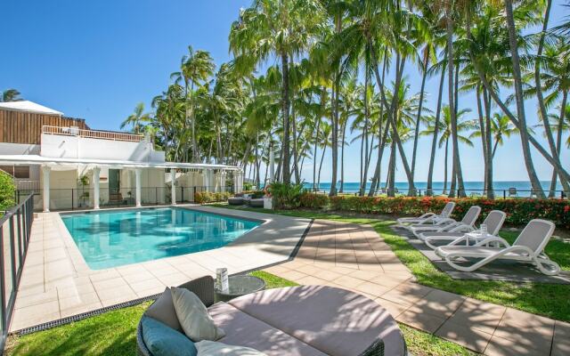 Poolside Apt Absolute Beachfront Resort
