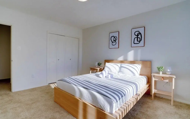Spacious 2BR Apartment in Crystal City