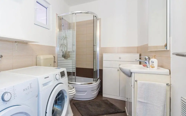 Amazing Home in Brodarica With Wifi and 6 Bedrooms