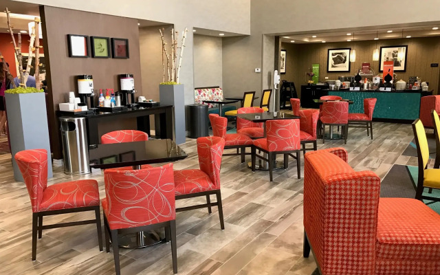 Hampton Inn & Suites Moore