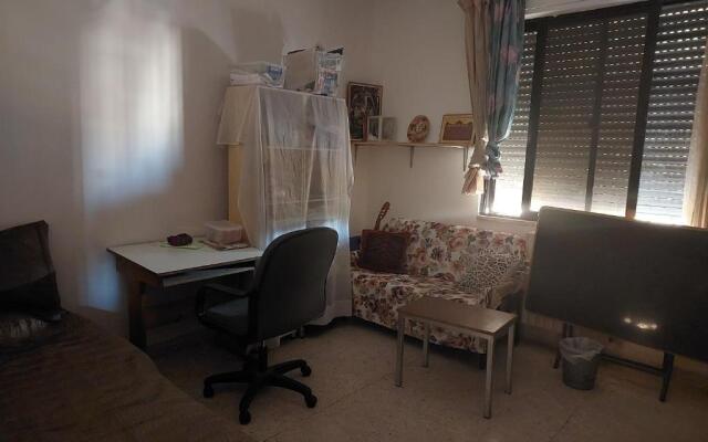 A central 1 bedroom in Jabal AlWeibdeh