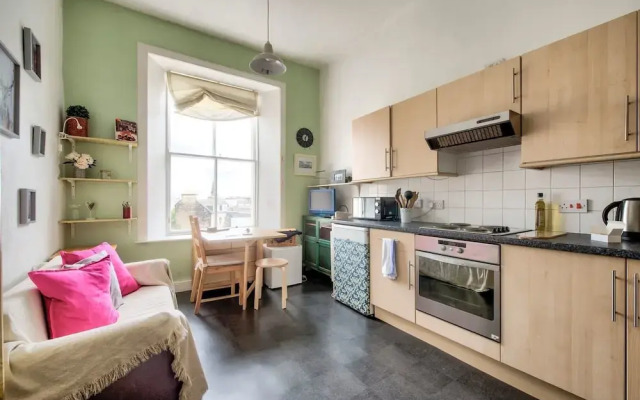 Bright And Central Flat, Directly Facing The Usher Hall