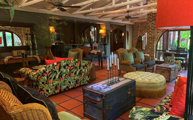Shangri-La Country Hotel