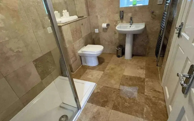 2 Bed Apartment - Sleeps 4 - Parking - Wifi