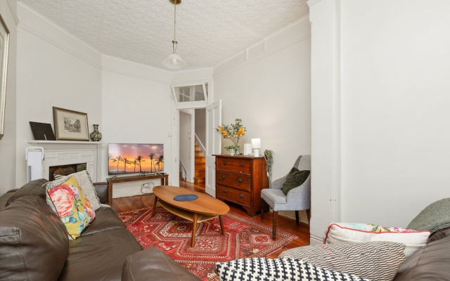 Quaint 3-bed Heritage Home in the Heart of Sydney – Guest Rooms – Sydney