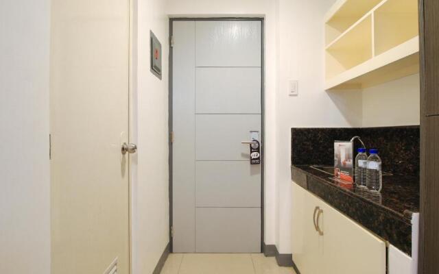 RedDoorz Plus @ Jardin Suites Guadalupe Nuevo