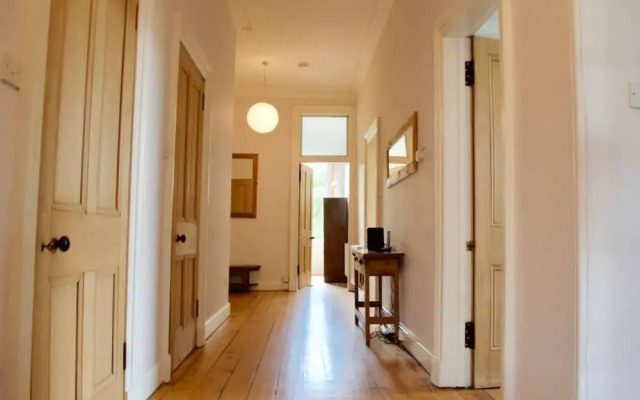 Bright, Spacious 4 Bedroom Apartment In the Old Town, Edinburgh