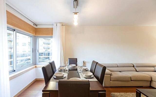 2BR Flat by Metro w/ Free Parking by LovelyStay