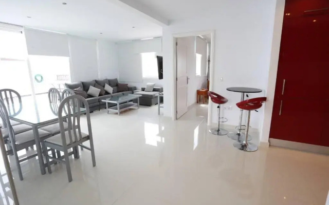 Lovely 3-Bedroom Penthouse With Seaview