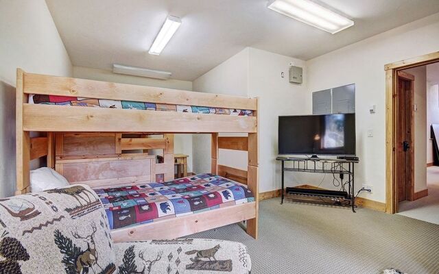 Dunkin Hill Lodge 5 Bedroom Home by RedAwning